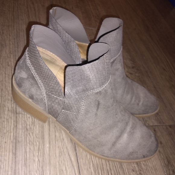 Gray Suede Ankle Booties GUC American Eagle 8.5 - Picture 1 of 8
